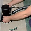Специальный кожух позволяет шлифовать поверхности вплотную к стенам