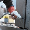 Выламывается часть вырезанного бетона